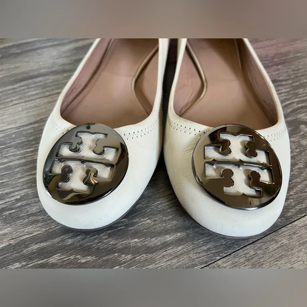 Tory Burch Reva Ballet Flat Nellie Nappa Metal Logo in Vanilla & Pewter Size 8.5